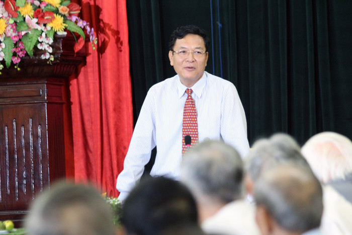 Bộ trưởng Phạm Vũ Luận trân trọng tình cảm đối với những nhà giáo cách mạng đã có công xây dựng ngành giáo dục trong kháng chiến, giờ đây lại tích cực đóng góp cho sự nghiệp ở thời bình. Ảnh Xuân Trung