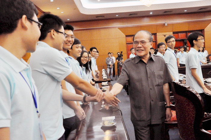 Chủ tịch Quốc hội ân cần hỏi thăm từng em học sinh xuất sắc. Chủ tịch Quốc hội ân cần hỏi thăm từng em học sinh xuất sắc.