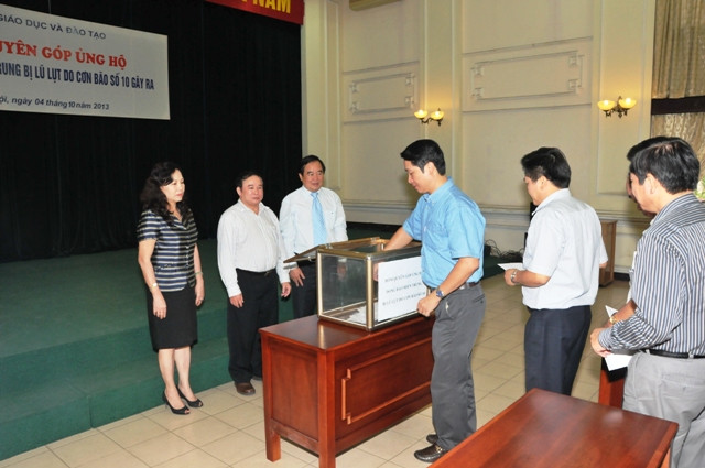 Cán bộ, nhân viên Bộ GD&ĐT ủng hộ một ngày lương quyên góp tới đồng bảo miền Trung. Cán bộ, nhân viên Bộ GD&ĐT ủng hộ một ngày lương quyên góp tới đồng bảo miền Trung.