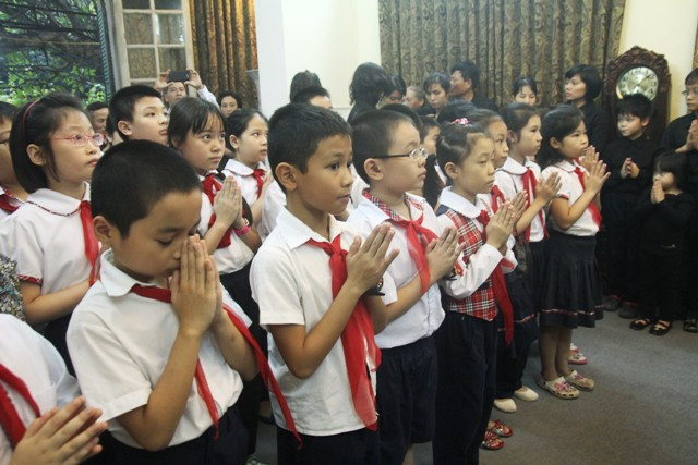 Chắp tay nguyện học tập và phấn đấu để không phụ lòng người thầy đầu tiên của trường Thăng Long – thầy Võ Nguyên Giáp.