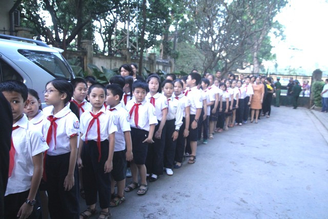 Đoàn dài học sinh trường Thăng Long xếp hàng ngay ngắn vào viếng Đại tướng.