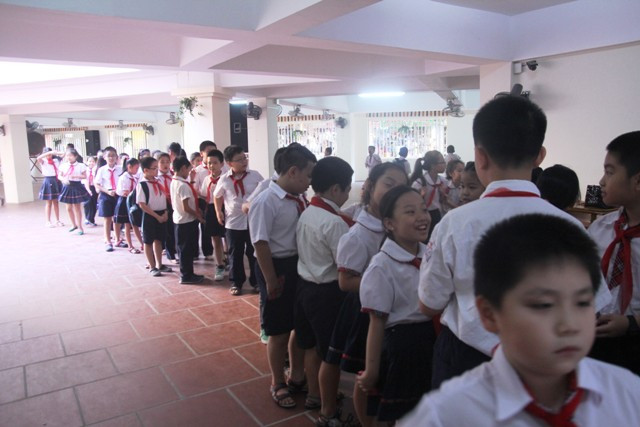 Xếp hàng ngay ngắn chuẩn bị đi viếng thầy Võ Nguyên Giáp.