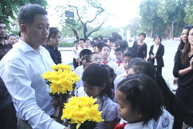 Những bông hoa mà trò trường Thăng Long này sẽ được đặt trên bàn thờ, tưởng nhớ tới vị Đại tướng vĩ đại của dân tộc, cũng là người thầy vĩ đại của trường Thăng Long.