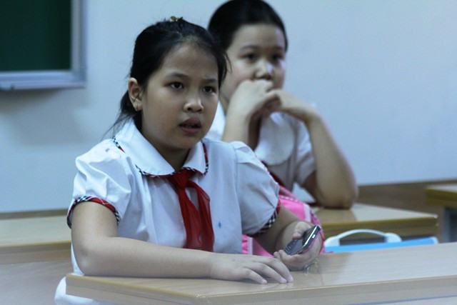 Một học sinh lắng nghe thầy cô chỉ bảo trước khi chuẩn bị vào viếng thầy Võ Nguyên Giáp.