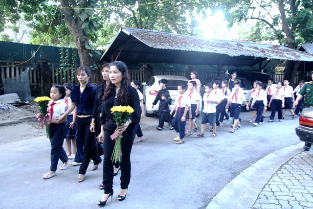 Sau khi nghe tin Đại tướng mất, Ban giám hiệu nhà trường đã quyết định cùng học sinh đến nhà riêng của Đại tướng viếng.