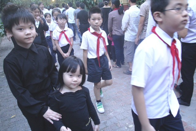 Bé Trường Giang (áo đen là cháu nội Đại tướng Võ Nguyên Giáp) đi cùng các bạn trong lớp để tỏ lòng cảm ơn các bạn, các cô trong trường tiểu học Thăng Long.
