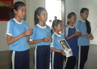 Học sinh tỉnh Đồng Tháp dâng hương tưởng nhớ Đại tướng. Học sinh tỉnh Đồng Tháp dâng hương tưởng nhớ Đại tướng.