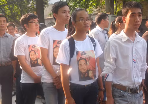 Đoàn học sinh Hà Đông mặc áo phông có in ảnh Đại tướng.