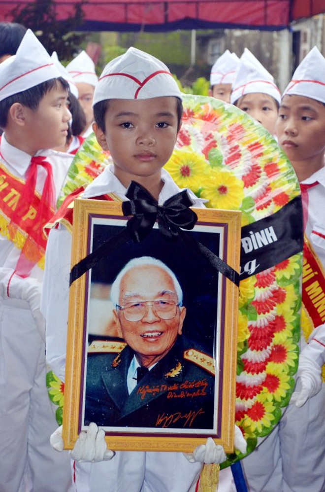 Di ảnh có chữ ký của Đại tướng được học sinh trang trọng mang theo Di ảnh có chữ ký của Đại tướng được học sinh trang trọng mang theo