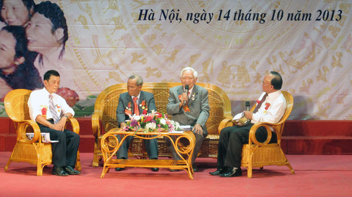 Các nhà giáo tham gia buổi giao lưu. Ảnh Xuân Trung