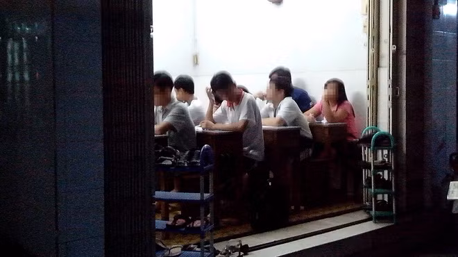 Bức xúc trong lĩnh vực giáo dục Thủ đô năm qua đã giảm đáng kể. Ảnh học sinh học thêm có tính minh họa.