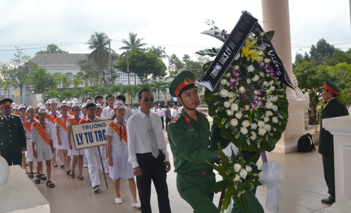 Các em học sinh Trường Tiểu học Trần Quốc Toản, TP Tam Kỳ vào viếng Đại tướng Các em học sinh Trường Tiểu học Trần Quốc Toản, TP Tam Kỳ vào viếng Đại tướng