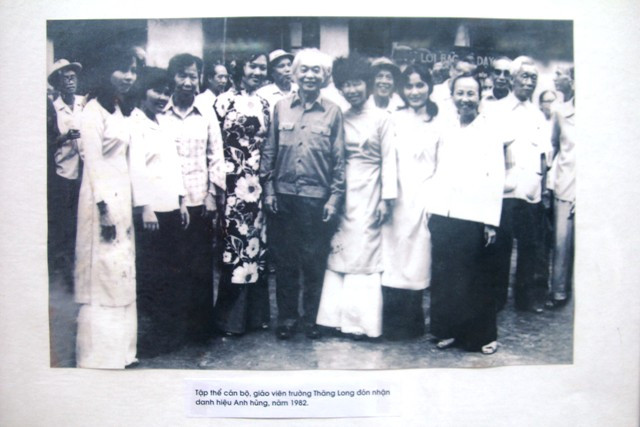 Những lúc bố trí được thời gian thầy Võ Nguyên Giáp đến trường thăm thầy và trò trường Thăng Long.