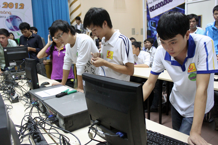 Các sinh viên trường Đại học thể hiện tài năng với máy tính thực sự. Các sinh viên trường Đại học thể hiện tài năng với máy tính thực sự.