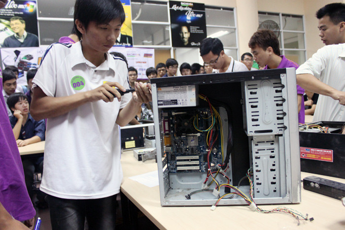 Học gắn với thực hành sẽ giúp các em vững tay nghề hơn sau khi ra trường. Học gắn với thực hành sẽ giúp các em vững tay nghề hơn sau khi ra trường.