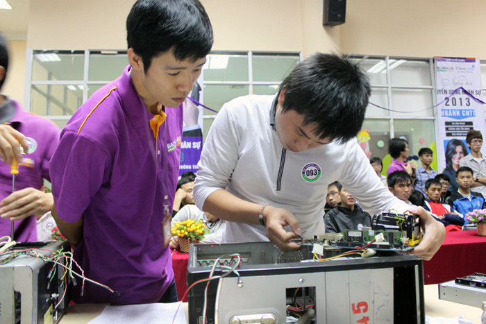 Các thí sinh phải tự mình lắp ráp chiếc máy tính từ những linh kiện cho sẵn. Các thí sinh phải tự mình lắp ráp chiếc máy tính từ những linh kiện cho sẵn.