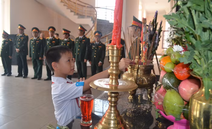 Thắp hương tưởng nhớ người thầy Võ Nguyên Giáp.