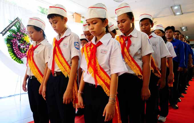 Các học sinh trong Liên đội Trường THCS Lý Tự Trọng đến viếng Đại tướng Võ Nguyên Gíap tại Nhà văn hóa Thanh Niên, Q.1, TP.HCM trưa 12-10 Các học sinh trong Liên đội Trường THCS Lý Tự Trọng đến viếng Đại tướng Võ Nguyên Gíap tại Nhà văn hóa Thanh Niên, Q.1, TP.HCM trưa 12-10