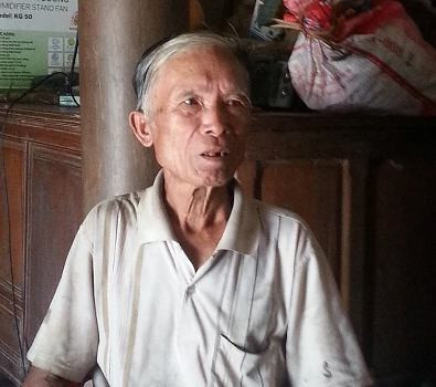 Ông Hoàng Văn Chuyên (80 tuổi) có con gái là chị Hoàng Thị Liên (SN 1964 bị bại liệt nằm một chỗ thuộc diện hộ nghèo được hỗ trợ 100.000 đồng tiền ăn tết đã bi ông Nam bắt giao nộp lại đến nay vẫn chưa hoàn trả Ông Hoàng Văn Chuyên (80 tuổi) có con gái là chị Hoàng Thị Liên (SN 1964 bị bại liệt nằm một chỗ thuộc diện hộ nghèo được hỗ trợ 100.000 đồng tiền ăn tết đã bi ông Nam bắt giao nộp lại đến nay vẫn chưa hoàn trả