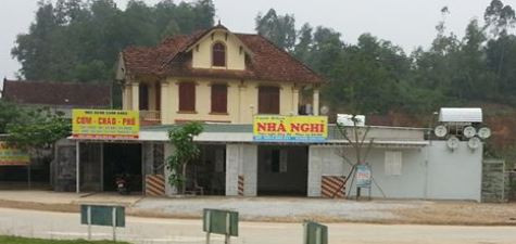 Trong khi UBND tỉnh Nghệ An ra công văn giao UBND huyện Anh Sơn và các đơn vị liên quan kiểm tra, xử lý thì nhà hàng Canh Khoa vẫn bất chấp vi phạm tiếp tục trưng thêm biển quảng cáo mới lên thông báo có nhà nghỉ Trong khi UBND tỉnh Nghệ An ra công văn giao UBND huyện Anh Sơn và các đơn vị liên quan kiểm tra, xử lý thì nhà hàng Canh Khoa vẫn bất chấp vi phạm tiếp tục trưng thêm biển quảng cáo mới lên thông báo có nhà nghỉ