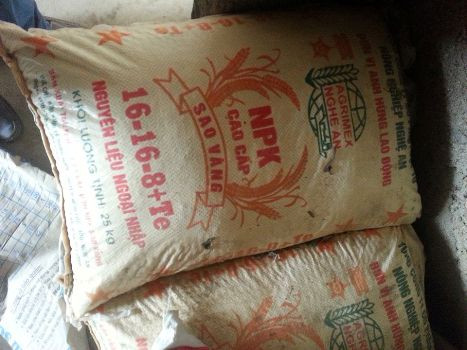 Loại phân NPK của Công ty vật tư nông nghiệp Nghệ An sản xuất được dùng để hỗ trợ cho các hộ nghèo vùng 135 xã Thanh Hà Loại phân NPK của Công ty vật tư nông nghiệp Nghệ An sản xuất được dùng để hỗ trợ cho các hộ nghèo vùng 135 xã Thanh Hà