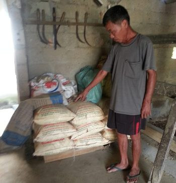 Gia đình ông Phạm Đức Hảo nằm trong diện hộ nghèo được nhận phân NPK hỗ trợ hộ nghèo vùng 135 của xóm 13, xã Thanh Hà nhưng gia đình ông không được bao nào mà phải mua 10 bao phân do cán bộ xóm này bán với giá 240.000 đồng/bao 25kg Gia đình ông Phạm Đức Hảo nằm trong diện hộ nghèo được nhận phân NPK hỗ trợ hộ nghèo vùng 135 của xóm 13, xã Thanh Hà nhưng gia đình ông không được bao nào mà phải mua 10 bao phân do cán bộ xóm này bán với giá 240.000 đồng/bao 25kg
