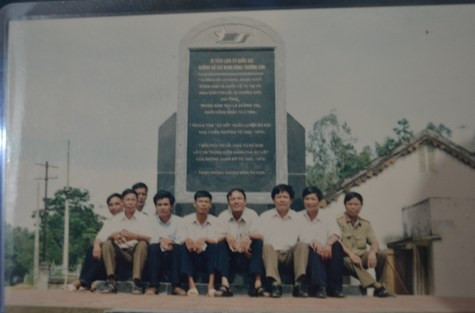 Mốc di tích đường Hồ Chí Minh tại ngã tư xóm 6, xã Khai Sơn, huyện Anh Sơn khi mới hoàn thành được các cựu chiến binh ghi lại nay đã bị nhà hàng Canh Khoa lấn chiếm và xâm hại Mốc di tích đường Hồ Chí Minh tại ngã tư xóm 6, xã Khai Sơn, huyện Anh Sơn khi mới hoàn thành được các cựu chiến binh ghi lại nay đã bị nhà hàng Canh Khoa lấn chiếm và xâm hại