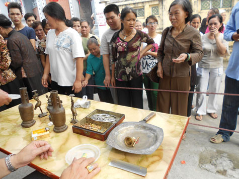 Rất đông chư tôn, phật tử đã đến tham dự và công đức, cúng dường các đồ trang sức quý giá bằng vàng, bạc để khởi đúc đại hồng chung.