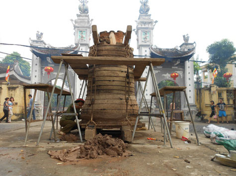 Ngày 21/9/2012 tức ngày mùng 6 tháng 8 năm Nhâm Thìn, tại chùa Nga My (tức chùa Hoàng Mai, phường Hoàng Văn Thụ, Hoàng Mai, Hà Nội) Ban trụ trì chùa cùng chính quyền địa phương đã long trọng tổ chức Lễ rót đồng đúc đại hồng chung nặng 1 tấn.