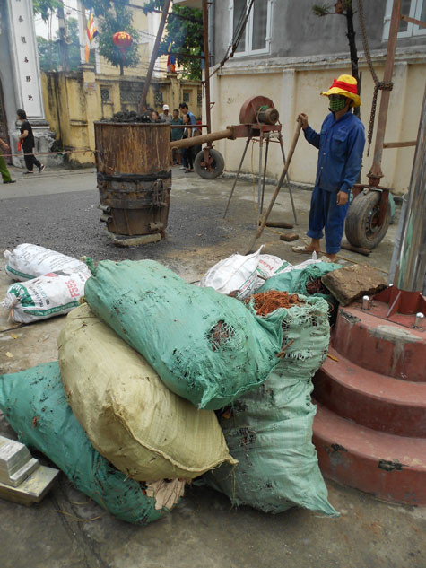 Nguyên liệu đồng dùng để đúc chuông.