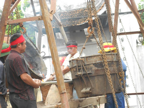 Trước sự chứng kiến của đông đảo mọi người, các kim loại quý, đồ trang sức bằng vàng, bạc do các tăng ni, phật tử cúng dường, công đức sẽ được cho vào khuôn trước khi rót đồng nóng chảy vào để để đúc chuông.