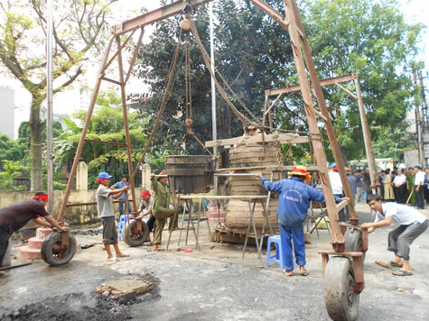 Sau khi đồng đã được nấu chảy sẽ được đưa lên giá đỡ trước khi rót vào khuôn đúc.