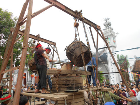 Công đoạn cuối cùng của việc đúc chuông là rót đồng nóng chảy vào khuôn.