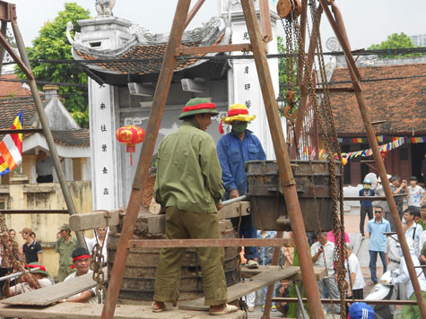 Sau khi đồng đã được nấu chảy sẽ được đưa lên giá đỡ trước khi rót vào khuôn đúc.