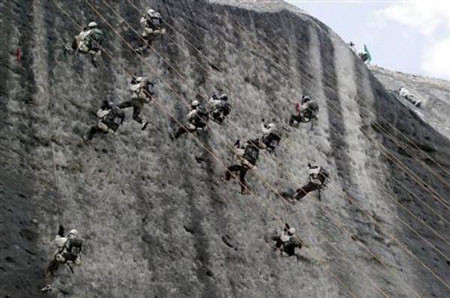 Đến nay, Ấn Độ đã triển khai 240-300 máy bay chiến đấu, 5 sư đoàn bộ binh miền núi và 1 sư đoàn cơ giới hóa ở khu vực biên giới phía Đông (bao gồm khu vực Nam Tây Tạng)