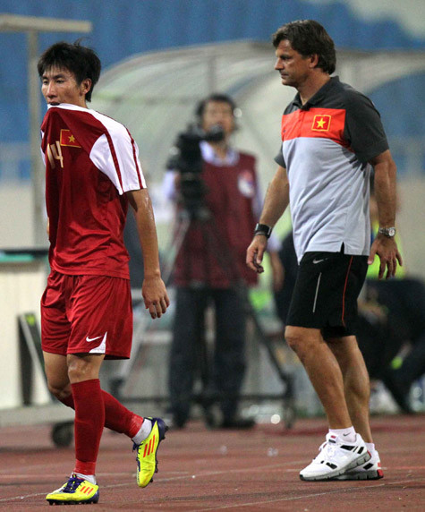 Hậu vệ Chu Ngọc Anh lại ‘suýt’ biến thành tội đồ. Ảnh: Quang Minh Hậu vệ Chu Ngọc Anh lại ‘suýt’ biến thành tội đồ. Ảnh: Quang Minh