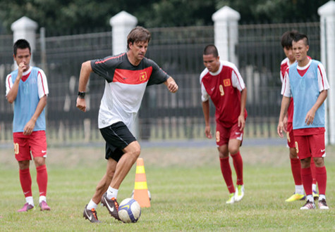 HLV Falko Goetz làm mẫu cho các học trò trong một tình huống tấn công HLV Falko Goetz làm mẫu cho các học trò trong một tình huống tấn công