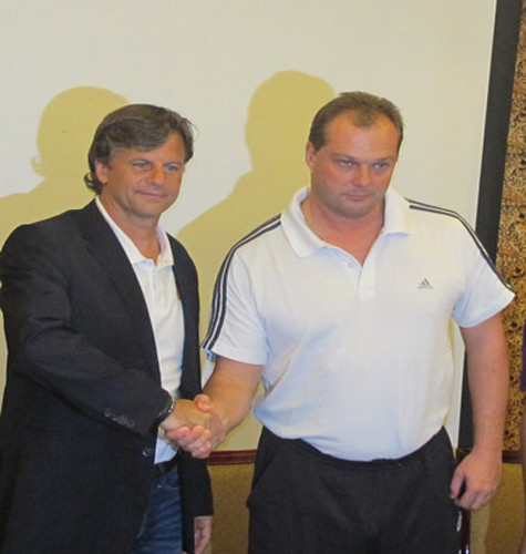 Đằng sau cái bắt tay thân thiện của hai HLV sẽ là một trận quyết đấu. Ảnh: VFF Đằng sau cái bắt tay thân thiện của hai HLV sẽ là một trận quyết đấu. Ảnh: VFF