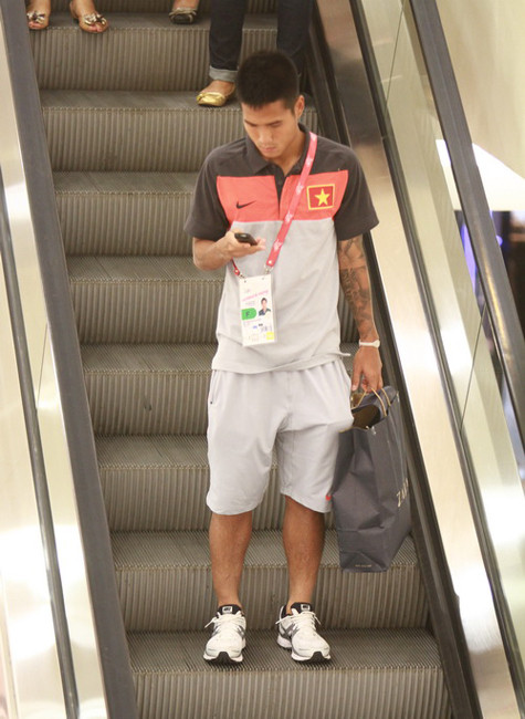 Tuyển thủ Quốc Long với túi đồ mua được tại Senayen City. Ảnh: THVH Tuyển thủ Quốc Long với túi đồ mua được tại Senayen City. Ảnh: THVH