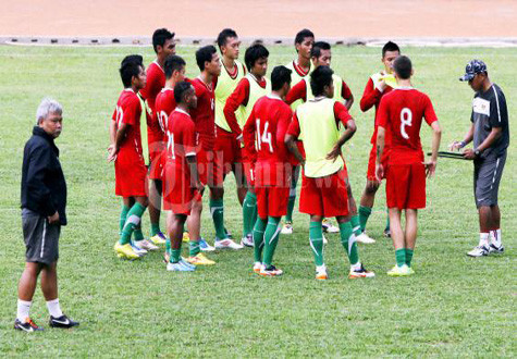 U.23 Indonesia ra sân tập luyện troi buổi trưa để làm quen với thời tiết U.23 Indonesia ra sân tập luyện troi buổi trưa để làm quen với thời tiết