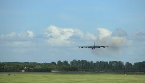 Hai máy bay ném bom chiến lược B-52H bay đến căn cứ Fairford ngày 4 tháng 6 năm 2014