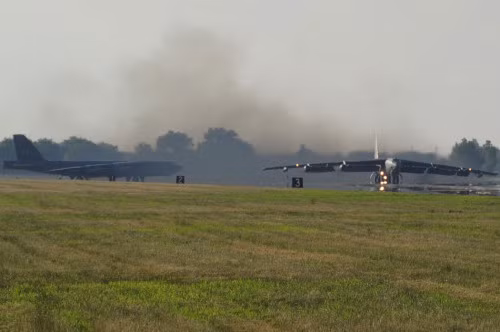 Hai máy bay ném bom chiến lược B-52H rời khỏi căn cứ Barksdale