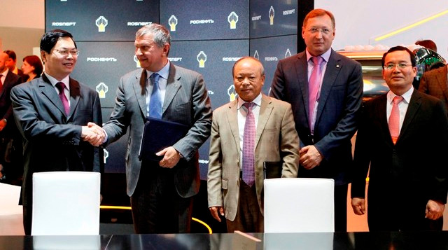 Ngày 16 tháng 6 năm 2014 tại Moscow - Liên bang Nga, Bộ trưởng Bộ Công thương Vũ Huy Hoàng chứng kiến lễ ký bản ghi nhớ hợp tác giữa Tập đoàn dầu khí Việt Nam và Tập đoàn Rosneft và Tập đoàn Zarubezhneft Nga Ngày 16 tháng 6 năm 2014 tại Moscow - Liên bang Nga, Bộ trưởng Bộ Công thương Vũ Huy Hoàng chứng kiến lễ ký bản ghi nhớ hợp tác giữa Tập đoàn dầu khí Việt Nam và Tập đoàn Rosneft và Tập đoàn Zarubezhneft Nga