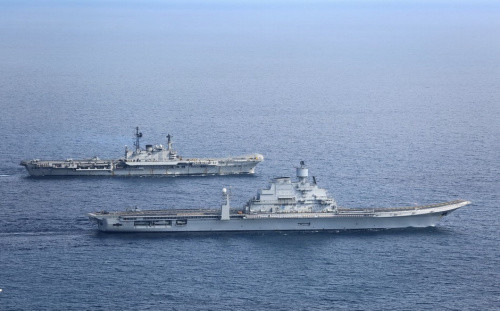 Hai tàu sân bay Ấn Độ, ở gần là INS Vikramaditya