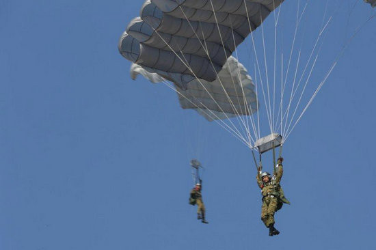 Lực lượng nhảy dù Nhật Bản tập trận đoạt lại đảo nhỏ