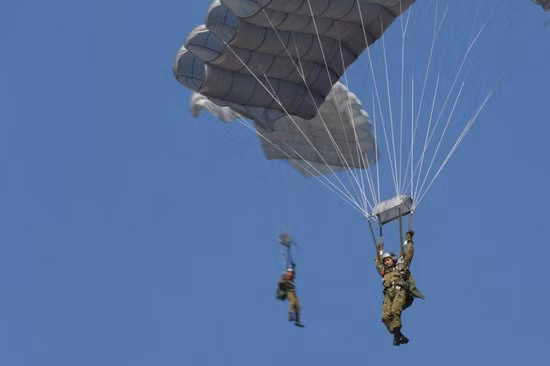 Lực lượng nhảy dù Nhật Bản tập trận đoạt lại đảo nhỏ