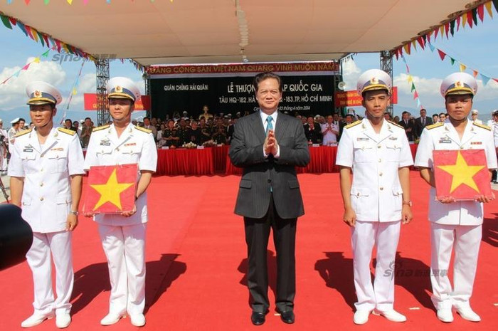 Thủ tướng Nguyễn Tấn Dũng tại lễ thượng cờ cấp quốc gia biên chế tàu ngầm HQ 182 Hà Nội và tàu ngầm TP. Hồ Chí Minh cho Hải quân Việt Nam