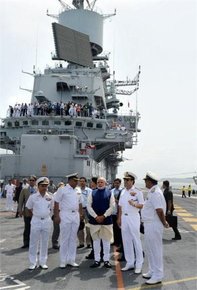 Thủ tướng Ấn Độ Modi thị sát tàu sân bay INS Vikramaditya Thủ tướng Ấn Độ Modi thị sát tàu sân bay INS Vikramaditya