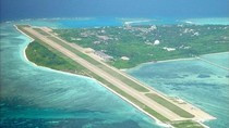 Đường băng sân bay trên đảo Phú Lâm, quần đảo Hoàng Sa của Việt Nam - quần đảo này bị Trung Quốc dùng vũ lực xâm lược năm 1974 Đường băng sân bay trên đảo Phú Lâm, quần đảo Hoàng Sa của Việt Nam - quần đảo này bị Trung Quốc dùng vũ lực xâm lược năm 1974