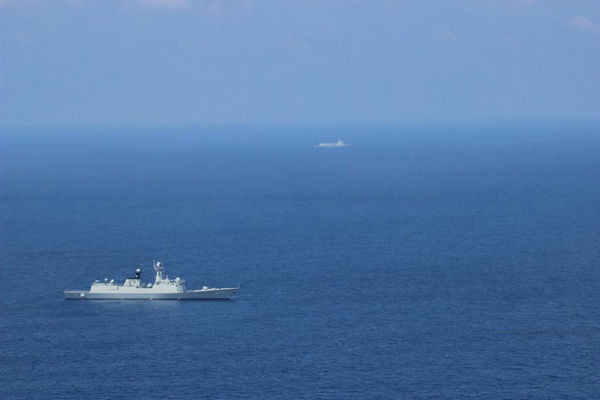 Hình ảnh này được cho là tàu chiến Trung-Mỹ đụng nhau trên Biển Đông (nguồn Thời báo Hoàn Cầu, TQ) Hình ảnh này được cho là tàu chiến Trung-Mỹ đụng nhau trên Biển Đông (nguồn Thời báo Hoàn Cầu, TQ)